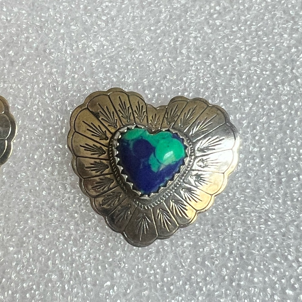 Vintage Southwestern sterling silver heart earrings. - Picture 7 of 11